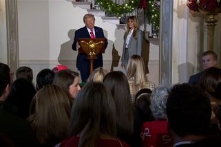 Ale vždyť vypadáte jako moje dcera Ivanka. Trumpa při proslovu vykolejila žena v publiku - Novinky